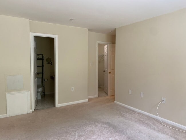 Building Photo - Spacious and Private Condo in The Oaks at Washingtonian Woods