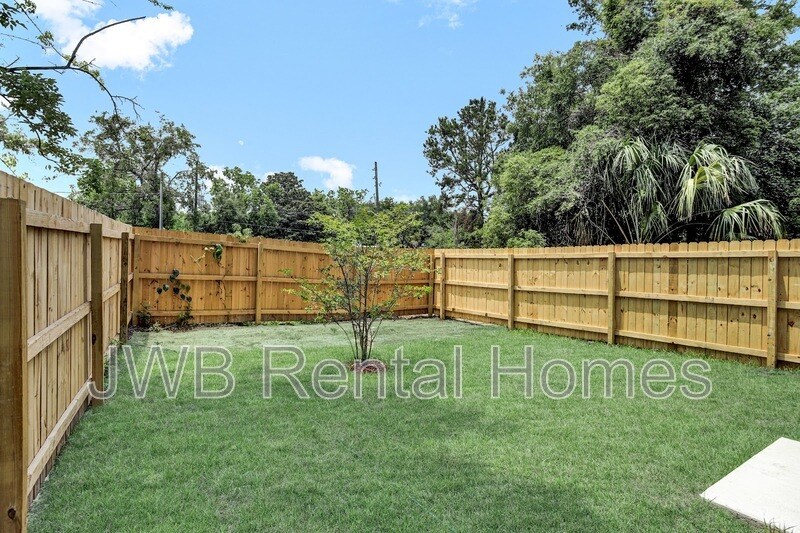 Building Photo - 2132 Clemente Dr