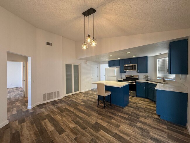 Building Photo - Palmdale 3 + 2 Available Now!