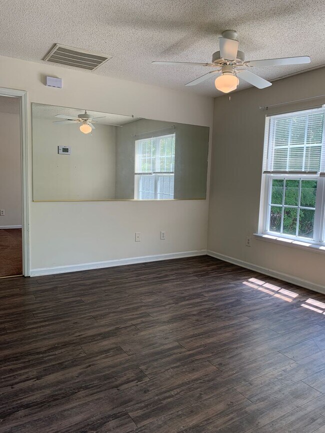 Building Photo - 1 Bedroom 1 Bath Apartment over a Garage Available Now on Yaupon