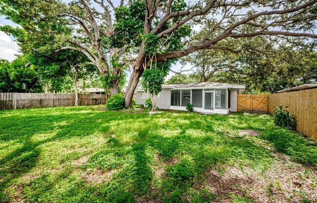 Building Photo - 1310 Robin Hood Ln