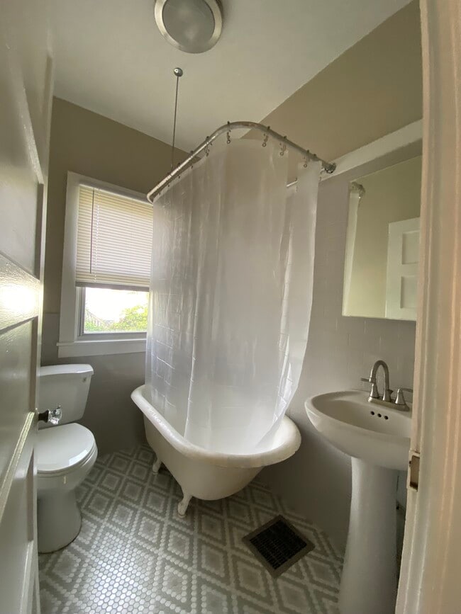 Building Photo - 1502 Debow St