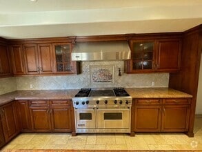 Building Photo - Spacious 4 Bedroom Oxnard Home with Custom...