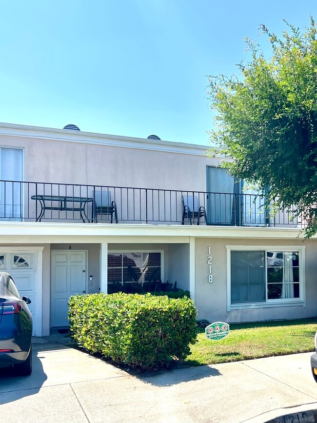 Front of building unit A - 1218 Amethyst St