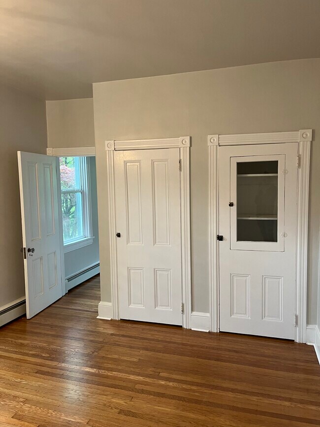 Building Photo - 6 E Oak Ave