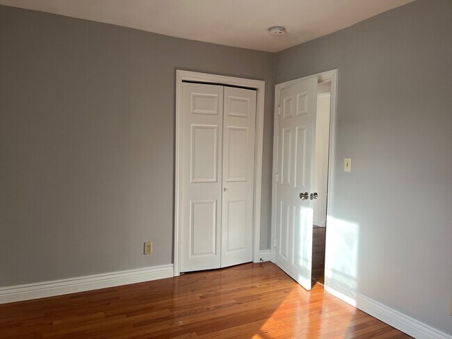 Building Photo - 27 Pleasant St