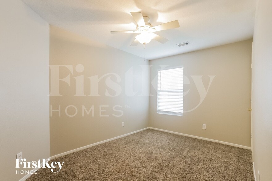 Building Photo - 16985 Valiant Oak St