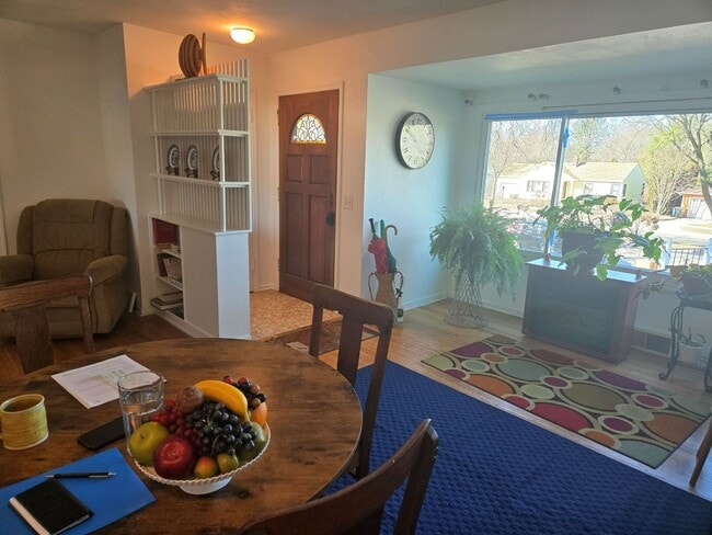 Building Photo - Charming West-Side Gem