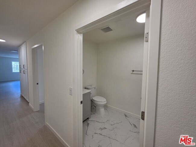 Building Photo - 912 N Ridgewood Pl