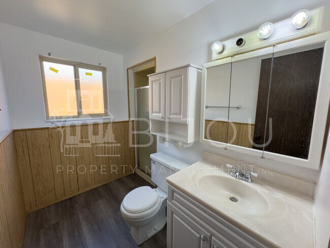 Building Photo - Large Main Level Living