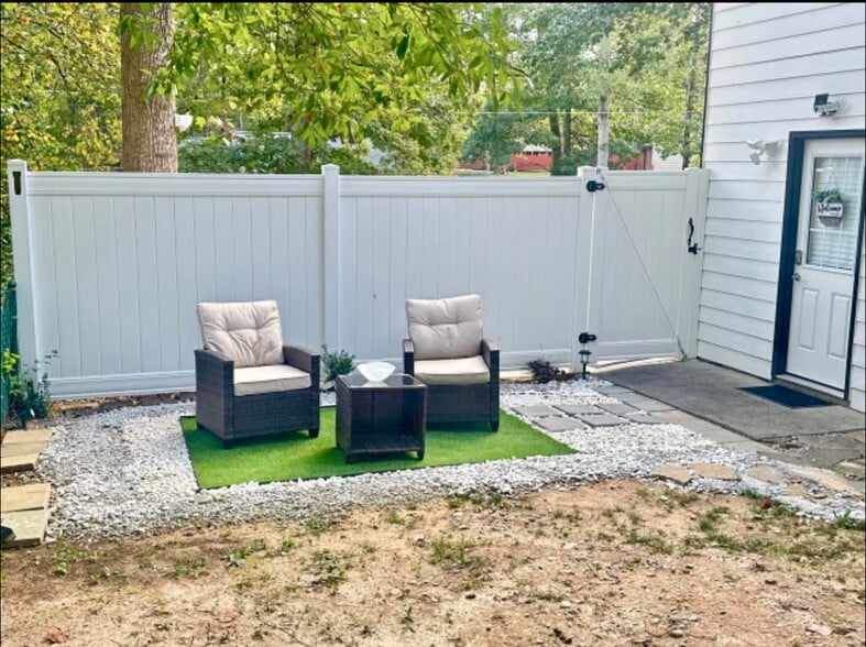 Building Photo - 2700 Pine Log Way