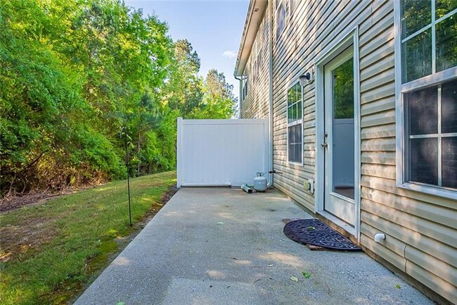 Building Photo - Spacious townhome minutes from Midtown Atl...