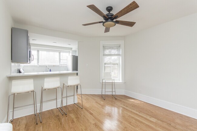 Building Photo - Hip 1 Bed/2Bath w/ Den; Gorgeous exterior and spacious interior features in Chestnut Hill!