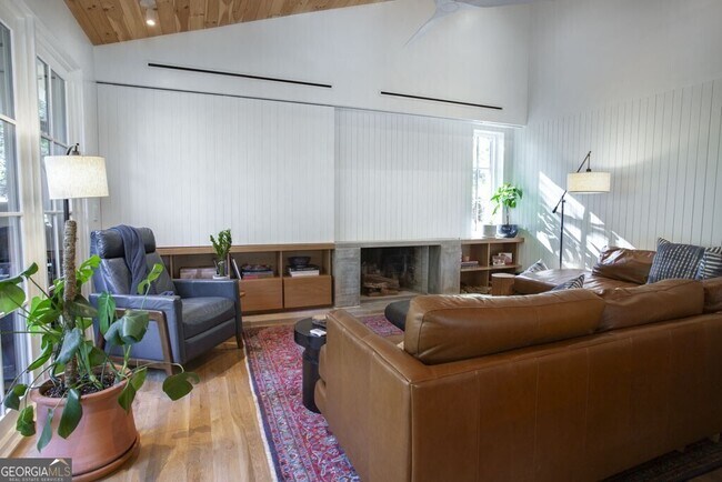 Building Photo - 8885 Bay Dr