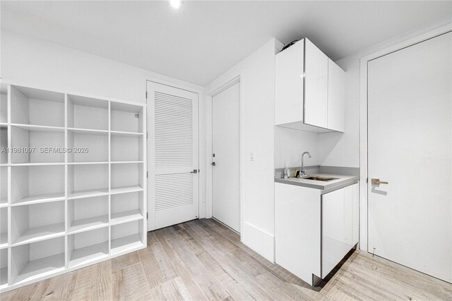 Building Photo - 5500 Island Estates Dr