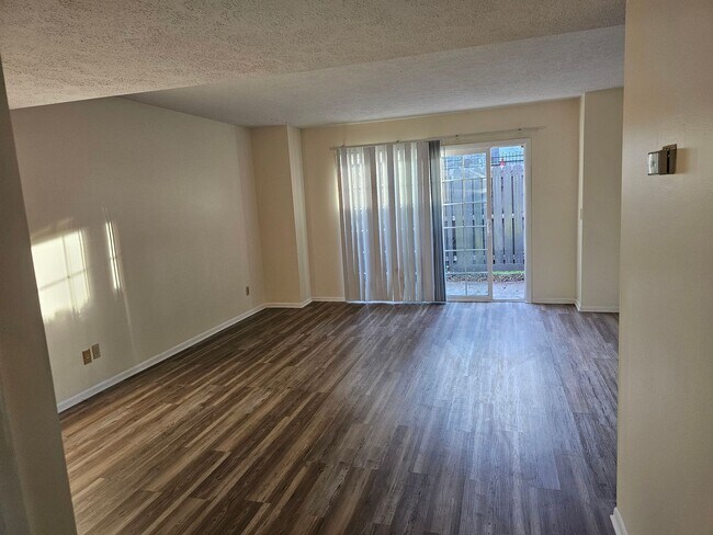 Building Photo - Townhome