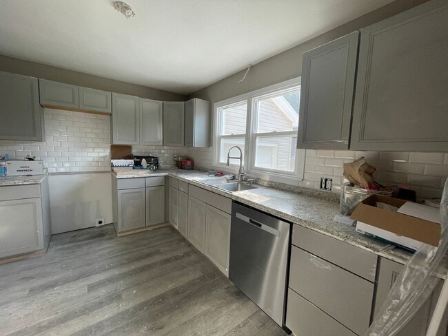 Building Photo - Updated and Located near Mercy Hospital!  ...