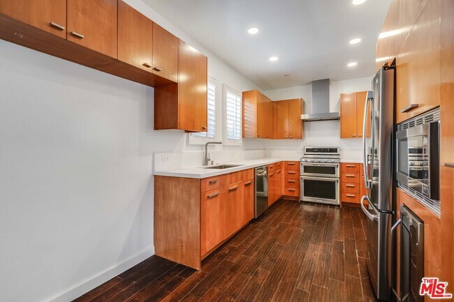 Building Photo - 741 Chautauqua Blvd