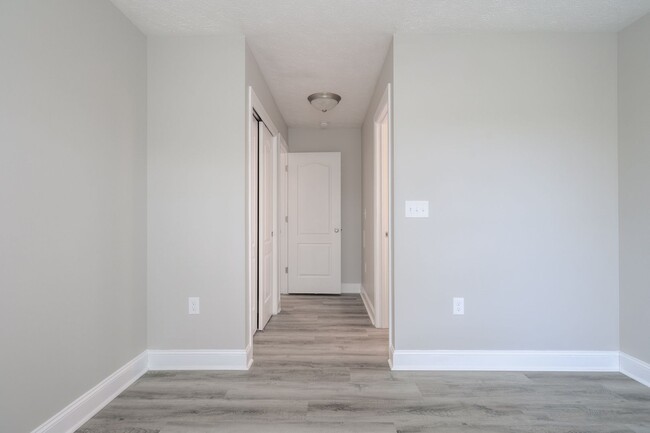 Building Photo - Oak Tree Townhome |3 Bed, 3.5 Bath| July 11th