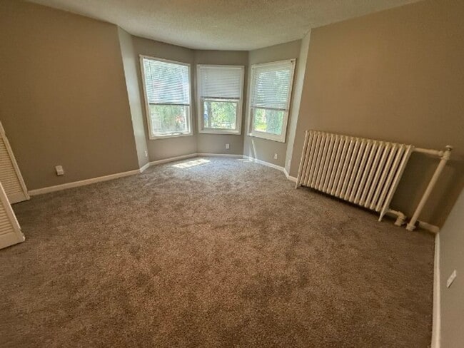 Building Photo - St. Anthony Park ! Rarely Available ! 2 Be...