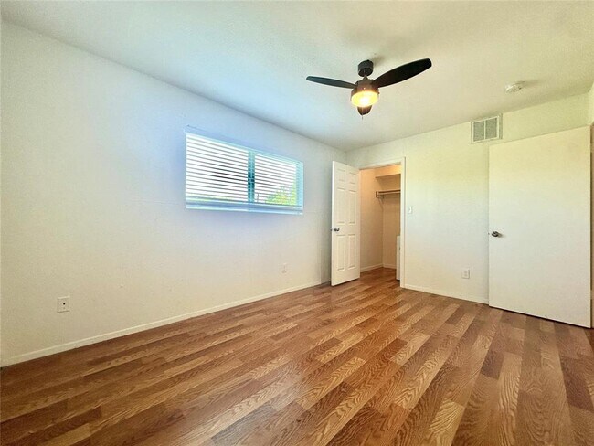 Building Photo - 2207 Leon St