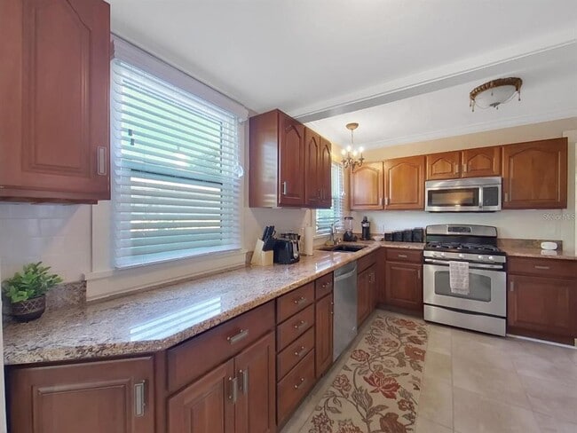 Building Photo - 614 8th St N