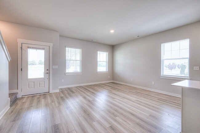 Building Photo - 531 Swanholme Dr