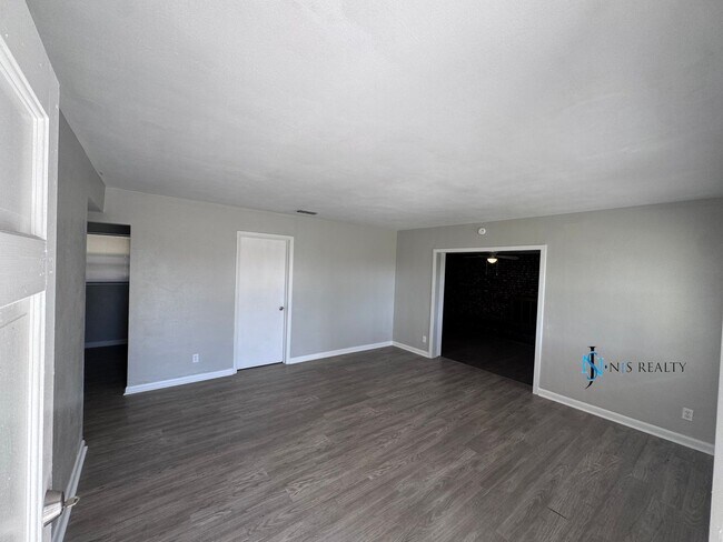 Building Photo - BEAUTIFUL 3/1 large 1417 sq ft home with N...