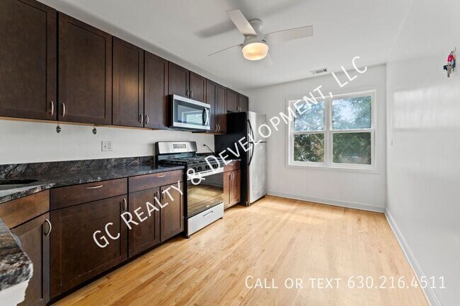 Building Photo - 6429 N Damen Ave