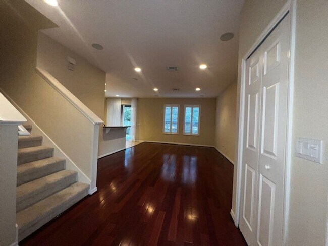 Building Photo - MOVE IN NOW-OVIEDO RENTAL!BEAUTIFUL 3 bd 2.5 bath townhome! 2 CAR ATTACHED GARAGE!FRESH PAINT! Wa...