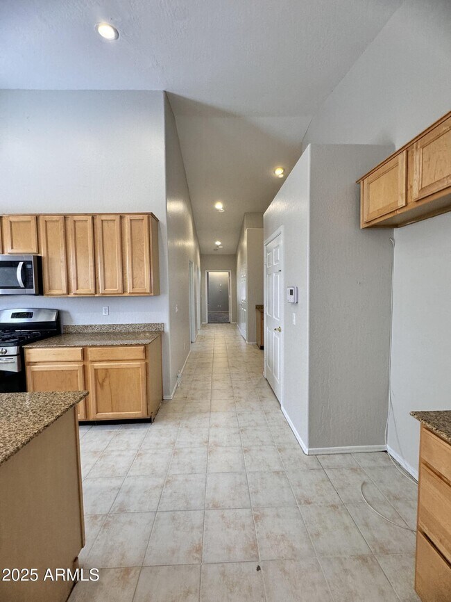 Building Photo - 673 S Peppertree Dr