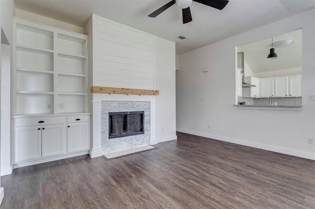 Building Photo - 5922 Royalcrest Dr