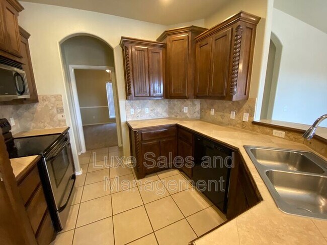 Building Photo - 640 E Linden Ln