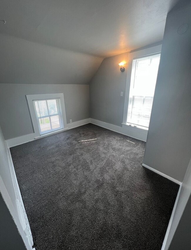 Building Photo - Updated 3BR Home with Central Air in Moline