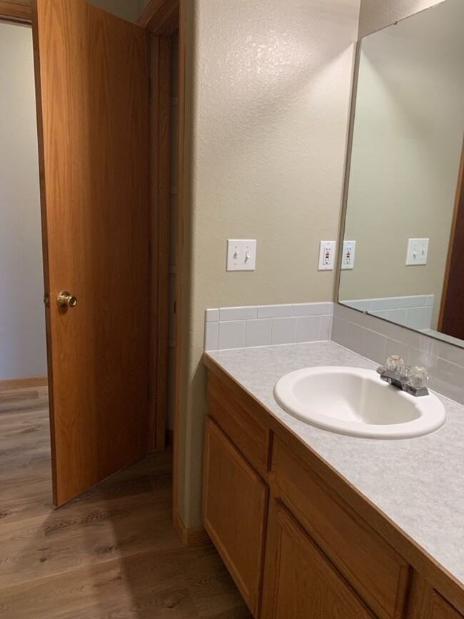 Building Photo - STUDENTS WELCOME! 3 Bed, 2 Bath Duplex in ...