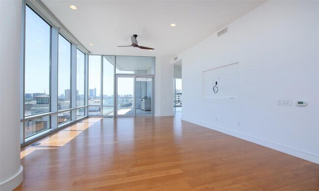 Building Photo - 2727 Kirby Dr