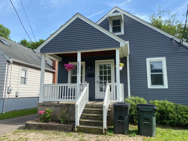 Building Photo - 6903 Buckingham Pl