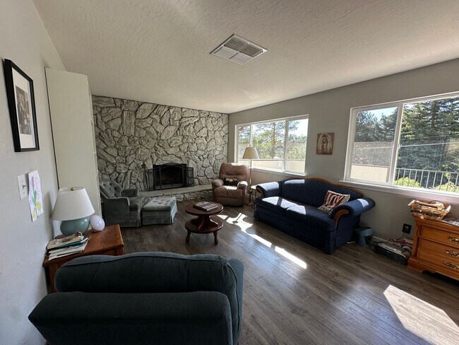 Building Photo - 2677 Rodney Dr