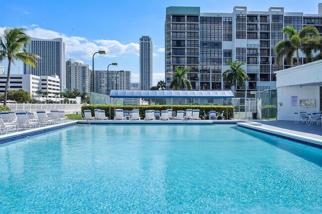 Building Photo - 600 Parkview Dr