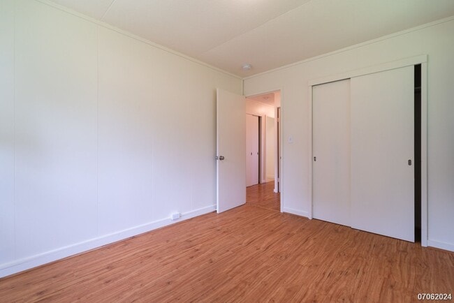 Building Photo - Rarely Available 3BA/2BA/2 Pkg SF in Aiea ...