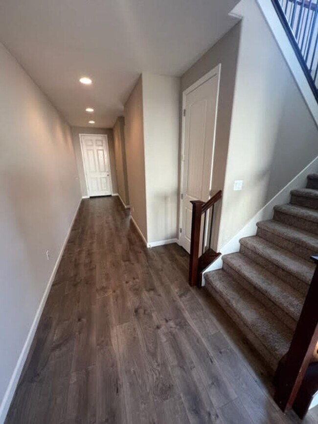 Building Photo - Newer Home within Red Hawk Golf Community!