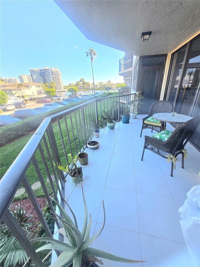 Building Photo - 899 Jeffery St