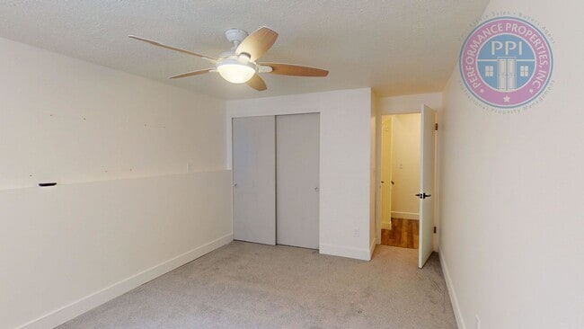 Building Photo - * DESIRABLE MILWAUKIE HOME!  A GARDENER'S ...