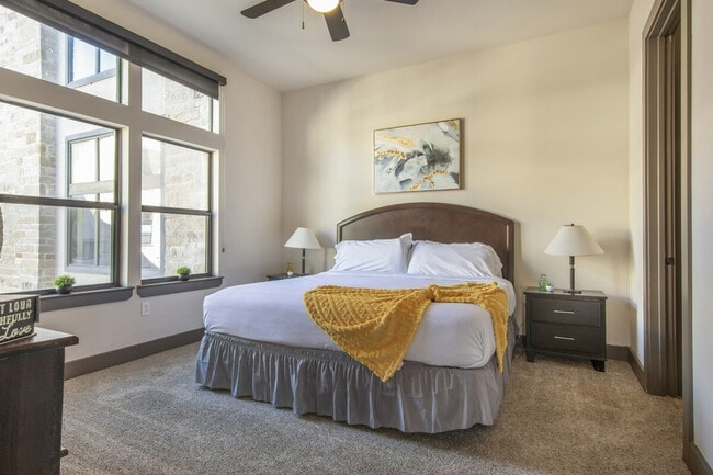 Building Photo - 5351 W Alabama St