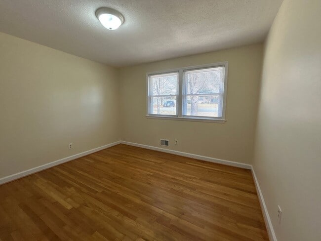 Building Photo - Saluda Gardens Home