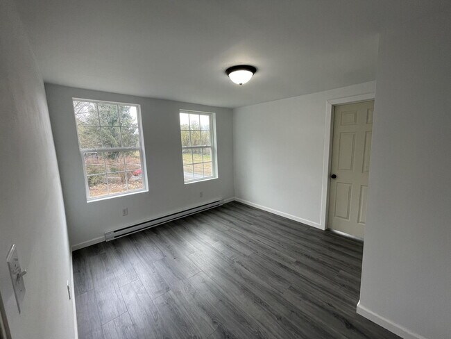 Building Photo - 252 River Rd