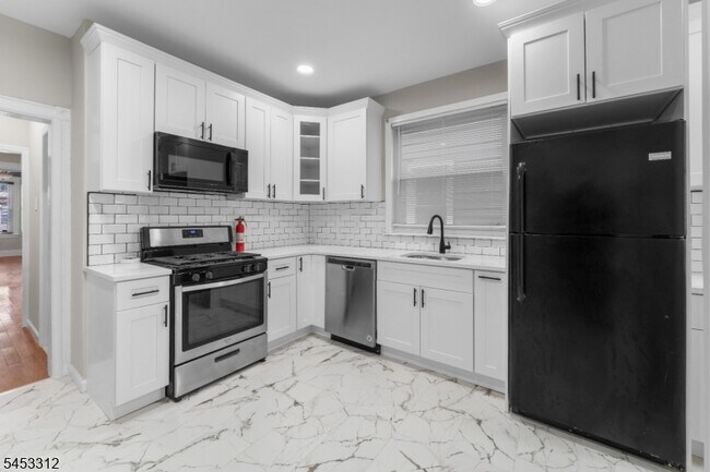 Building Photo - 185 N 18th St