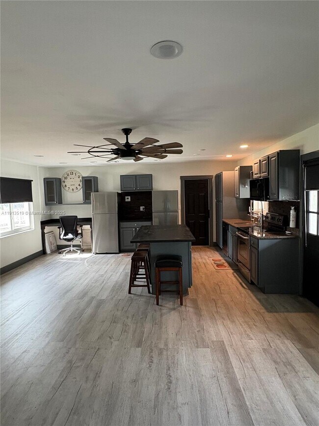 Building Photo - 2002 NE 43rd St