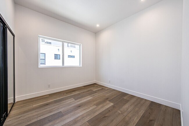 Building Photo - 242 N Dillon St