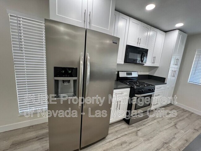 Building Photo - 1405 E Vegas Valley Dr